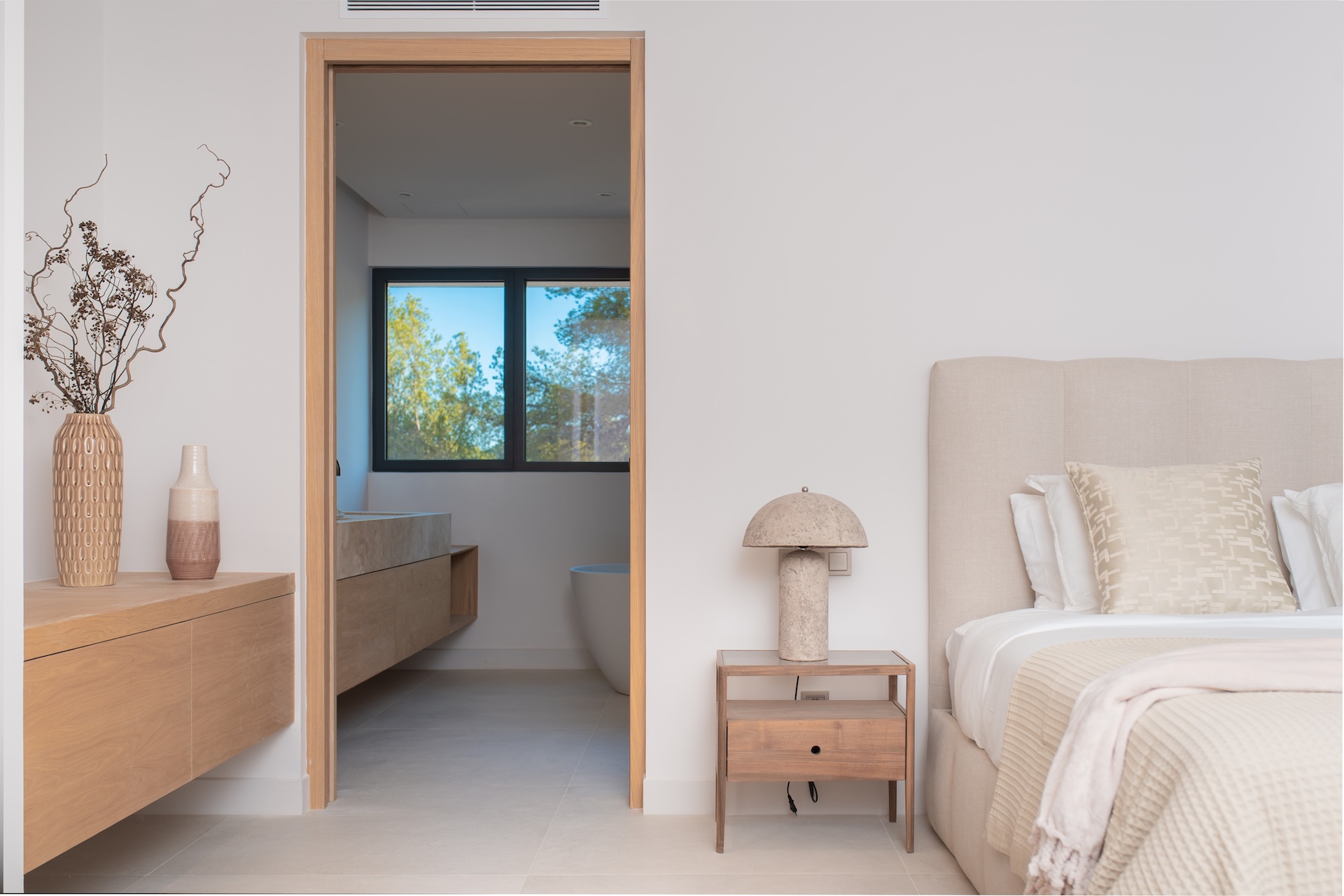 Resa Estates Ibiza villa te koop modern 1.bedroom side and bathroom.jpg